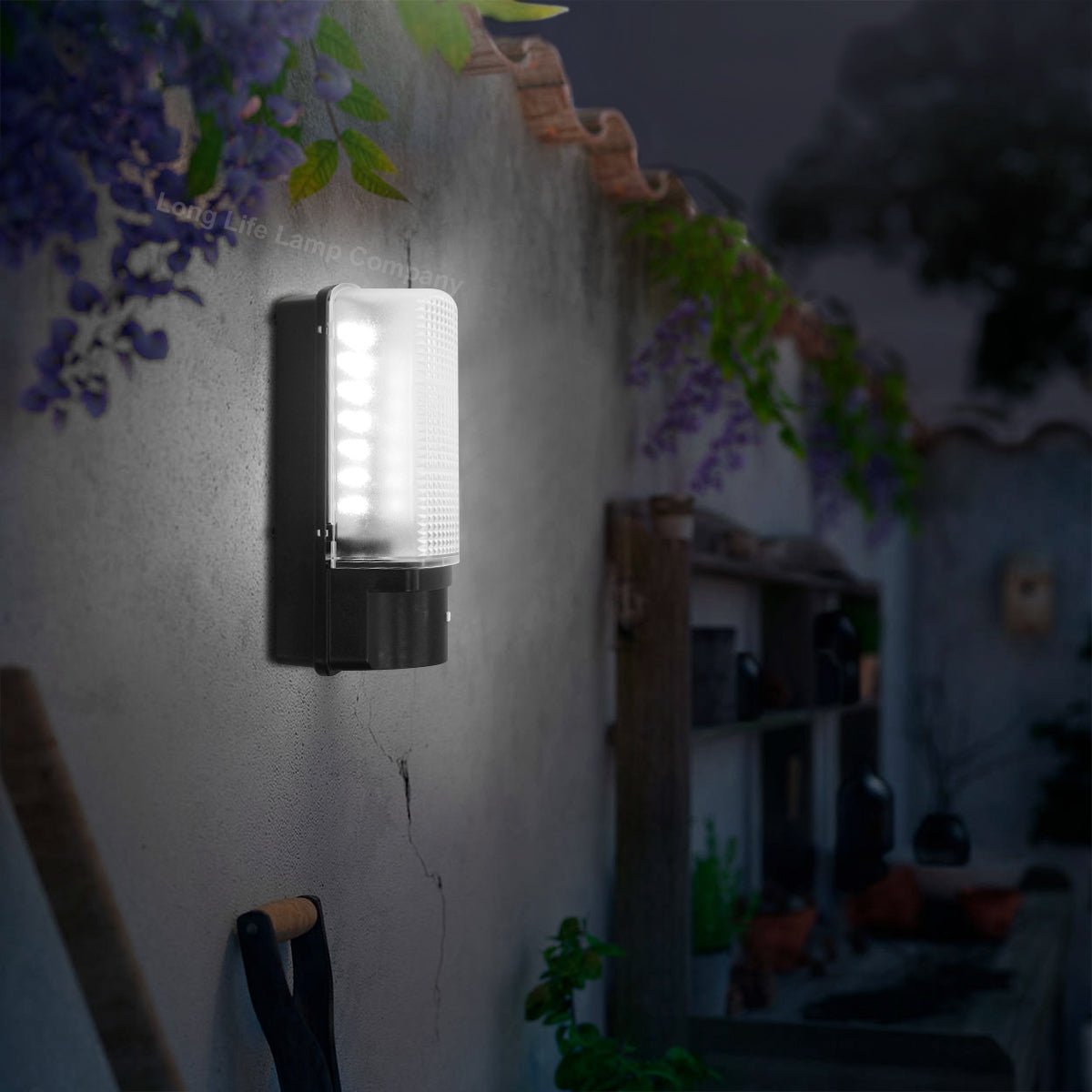 7w LED Bulkhead Dusk to Dawn Sensor Security Light Cool White - Energy Light Bulbs - Free delivery on all orders