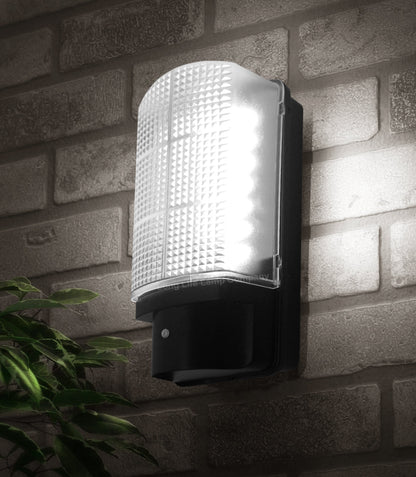 7w LED Bulkhead Dusk to Dawn Sensor Security Light Cool White - Energy Light Bulbs - Free delivery on all orders